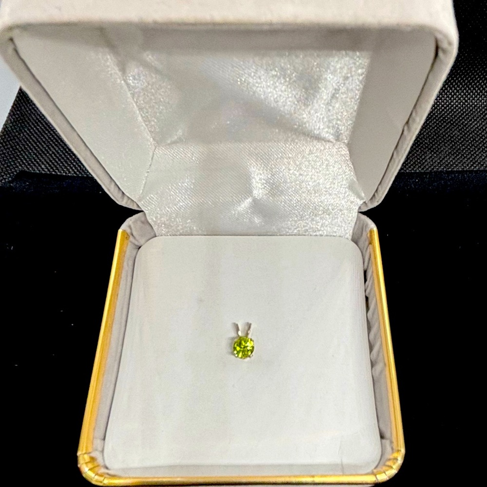 Silver Natural Peridot Pendant .5ct